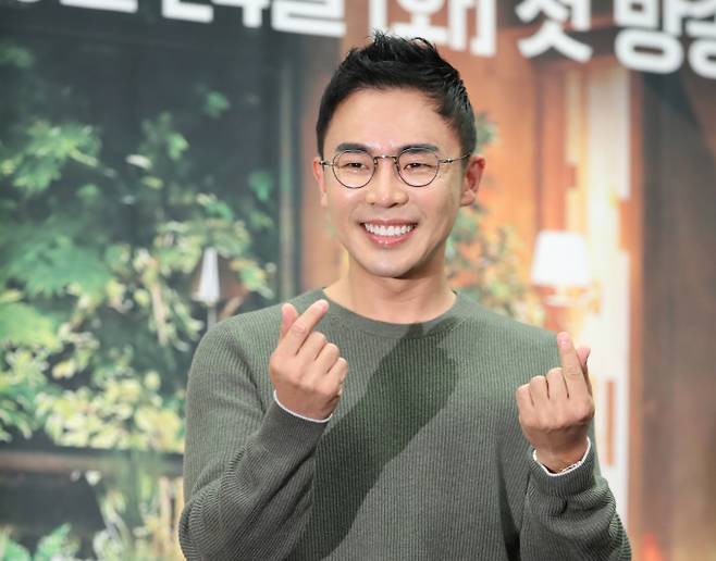 한국사 강사 설민석이 논문표절 시비 논란이 있은 지 약 3년 반 만에 대중 앞에 선다. 사진은 설 강사가 지난 2019년 tvN TV프로그램 '책 읽어드립니다' 제작발표회에 나섰던 모습. /사진=뉴시스