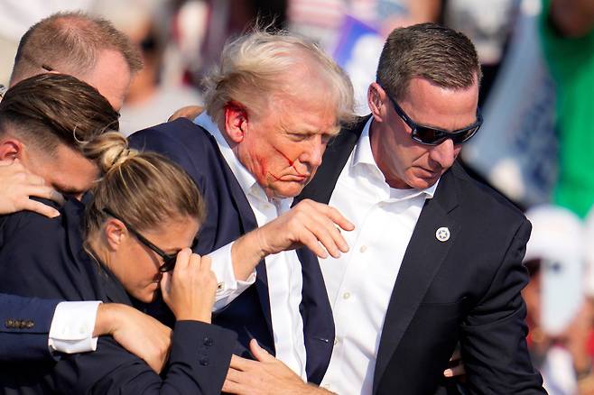 유세 중 총격을 받고 대피하는 도널드 트럼프 전 미국 대통령. /AP 연합뉴스