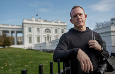 AP통신 사진기자 에반 부치가 백악관 앞에서 포즈를 취하고 있다.(사진출처=로체스터대학 홈페이지)