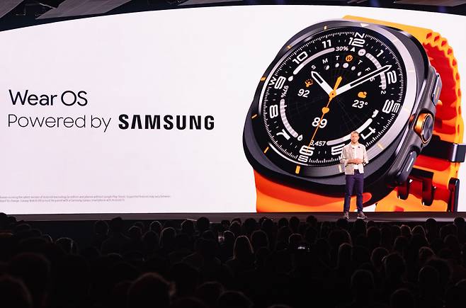 10일(현지 시각) 프랑스 파리 ‘카루젤 뒤 루브르’ 전시관에서 열린 삼성전자 ‘갤럭시 언팩 2024’ 행사에서 ‘갤럭시 워치 울트라’가 공개되고 있다./뉴스1