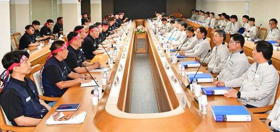 지난 5월 현대자동차 노사 관계자들이 2024년 임금협상 교섭 상견례를 하고 있다. 사진 현대차