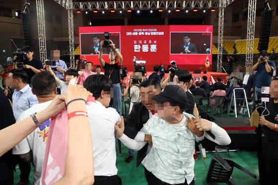 15일 오후 충남 천안시 유관순체육관에서 열린 국민의힘 제4차 전당대회 대전,세종,충북,충남 합동연설회에서 지지다르끼리 충돌하고 있다. 뉴시스