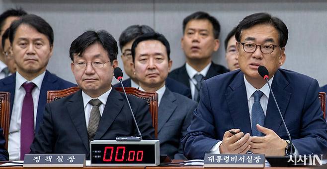 7월1일 국회 운영위 전체회의에 참석한 이도운 대통령실 홍보수석(뒷줄 가운데). ⓒ시사IN 신선영