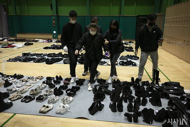 2022년 11월1일 이태원 참사 유족으로 추정되는 이들이 서울 용산구 원효로의 유실물센터를 찾았다. ⓒ시사IN 이명익