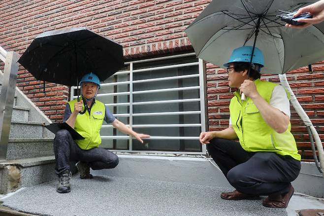 지난 8일 서울 관악구 한 주택가에서 서울시건축사회 소속 건축사들이 침수 우려 반지하 가구를 점검하며 취재진에게 관련 내용을 설명하고 있다. (사진=연합뉴스)