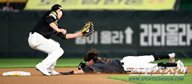 25일 인천SSG랜더스필드에서 열린 한화와 SSG의 경기, 연장 10회초 1사 1루 한화 페라자 타석때 1루주자 이상혁이 2루 도루를 성공하고 있다. 인천=허상욱 기자wook@sportschosun.com/2024.05.25/