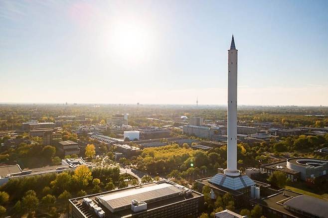 ZARM이 운영하는 무중력 시험 시설은 독일 브레맨대에 설치돼 있다. 주변으로는 우주기업 140개와 관련종사자 1만2000명이 근무하고 있어 명실공히 브레멘 우주시티의 상징으로 불린다./ESA