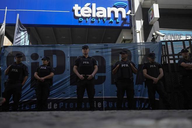 지난 3월 아르헨티나 경찰들이 폐쇄된 텔람 사옥 입구를 지키고 있다. AP 연합뉴스