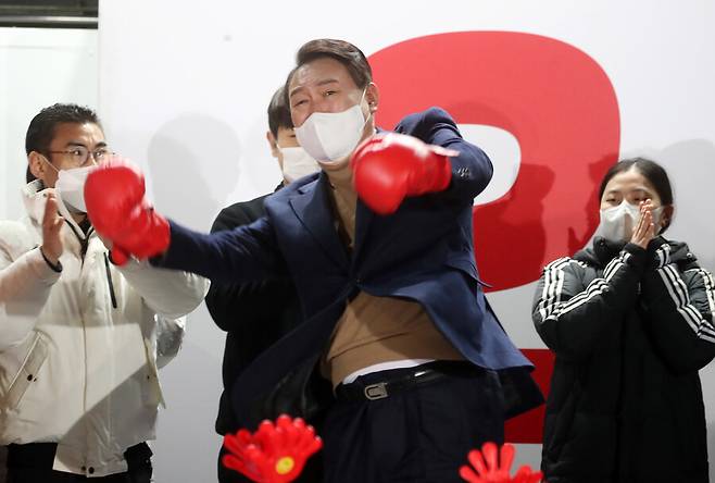 지난 2022년 2월 강원 춘천에서 대통령 선거 유세 중 윤석열 당시 국민의힘 후보가 한 지지자로부터 선물 받은 권투 글러브를 끼고 어퍼컷 세리머니를 하고 있다. 연합뉴스