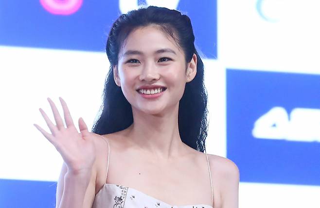 배우 정호연 측이 초상 무단 도용에 대한 주의를 당부했다. 사진은 지난해 6월 인천 연수구 인천글로벌캠퍼스에서 열린 제2회 청룡시리즈어워즈 핸드프린팅 행사에 참석한 배우 정호연. /사진=머니투데이