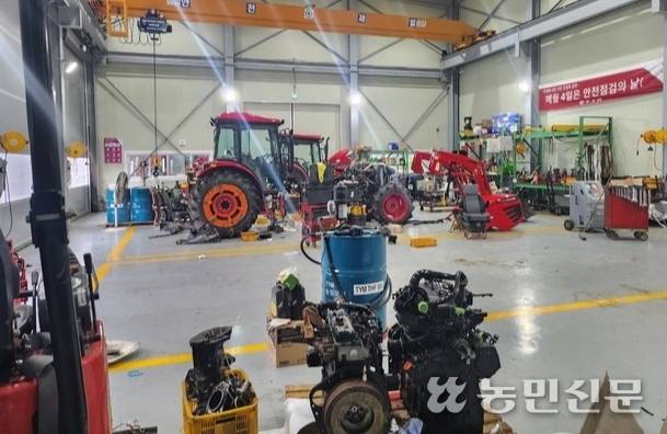 한 농기계 업체의 영업소. 각종 농기계가 점검을 기다리고 있는 모습.