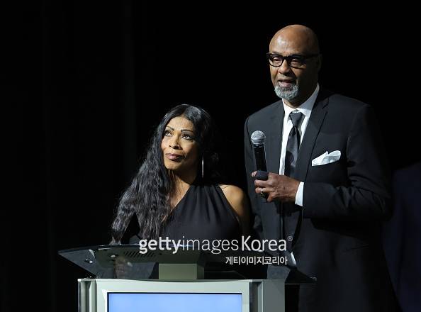 아내 파멜라(왼쪽)와 함께 단상에서 이야기 중인 조 브라이언트의 생전 모습. 사진=게티이미지