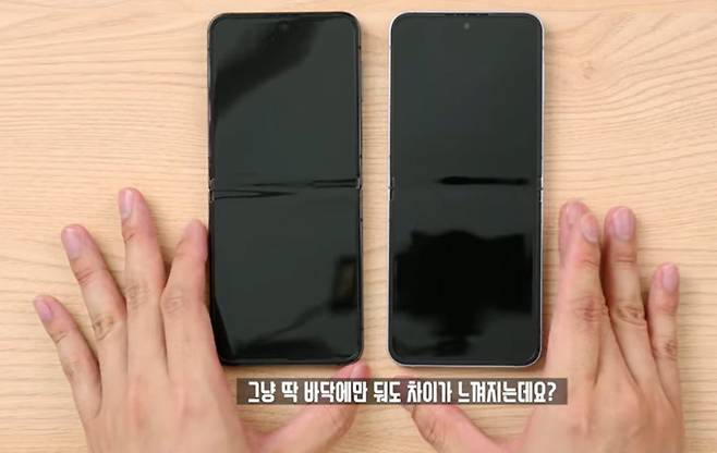 테크 크리에이터 '잇섭'이 지난 16일 자신의 유튜브 채널 'ITSub잇섭'을 통해 공개한 영상에서 갤럭시 Z플립5(왼쪽)와 Z플립6의 화면 주름을 비교하고 있다. 사진=ITSub잇섭 영상 갈무리