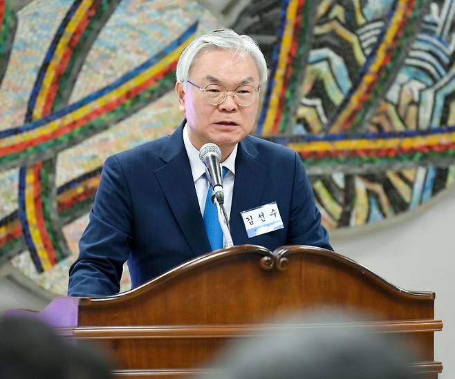 김선수 대법관이 지난 15일 대법원에서 열린 퇴임 기념 헌정식에서 재임 6년 동안의 소회를 밝히고 있다. 대법원 노동법실무연구회 제공