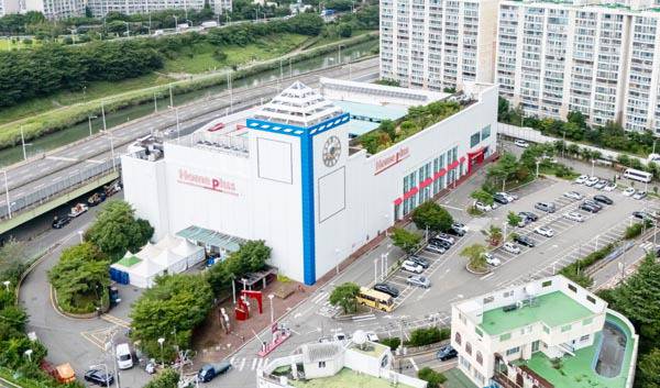 매각으로 폐점한 뒤 재임대를 추진하는 부산 해운대구 홈플러스 반여점 전경. 이원준 기자