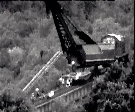 북한군이 최근 전선지역에서 기중기를 이용해 경의선 철로를 제거하고 있다. 합동참모본부 제공