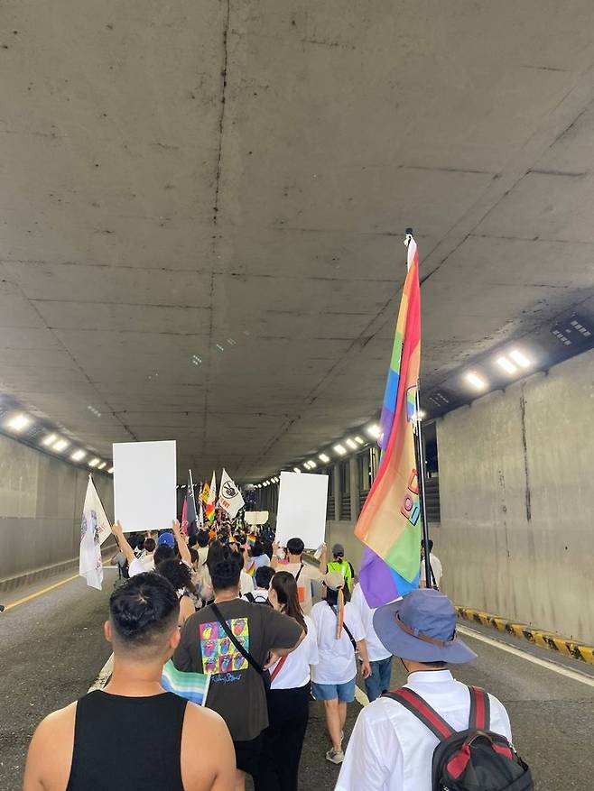 지난 6일 대전 동구 소제동 일원에서 열린 제1회 대전퀴어문화축제 참가자들이 가두행진하고 있다. 대전퀴어문화축제조직위원회 제공