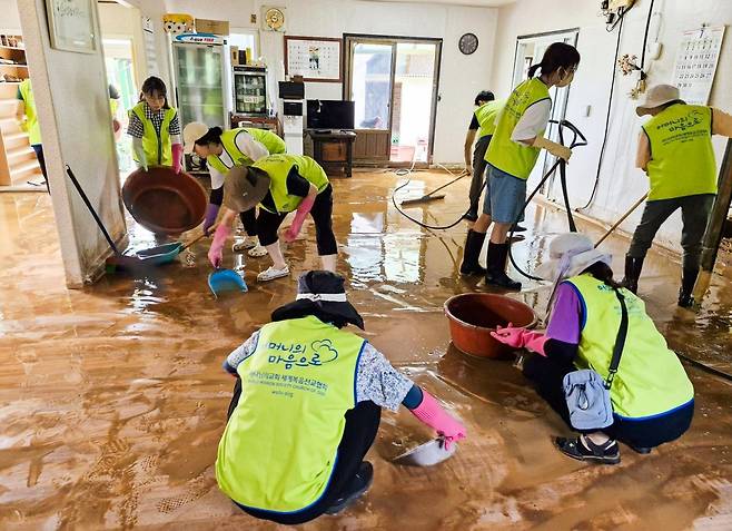 극한 폭우로 전북 군산에 피해가 속출하자 하나님의 교회 신자들이 7월 긴급 수해 복구에 나섰다. 사진제공 | 하나님의교회 세계복음선교협회