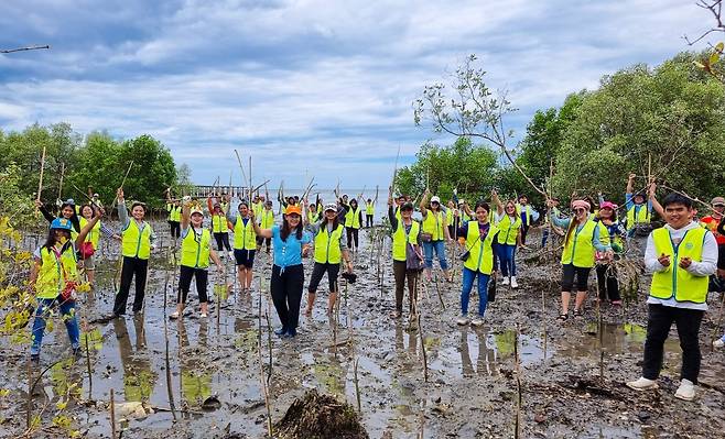 필리핀 파가디안의 타와간술 코스탈 지역에 맹그로브 나무 1000그루를 심었다. 맹그로브숲은 탄소 흡수에 탁월하고 해양 재난 방지에 기여한다. 사진제공 | 하나님의교회 세계복음선교협회