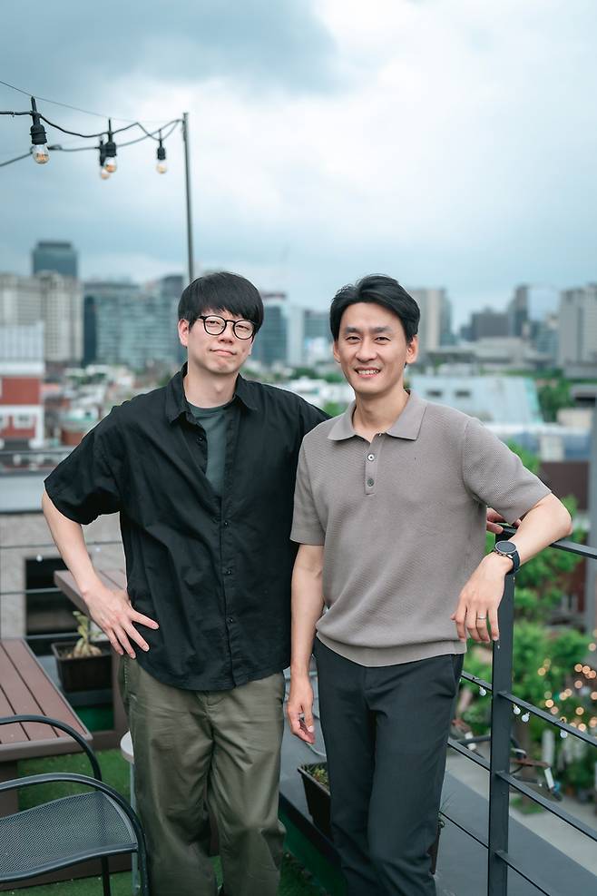 티빙 오리지널 다큐멘터리 ‘샤먼:귀신전’의 이민수, 박민혁PD. 사진 티빙