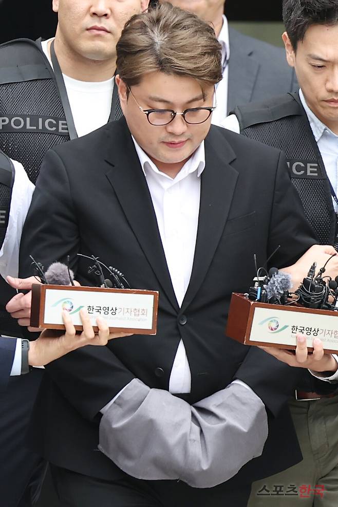 음주 뺑소니 혐의를 받는 가수 김호중이 24일 오후 서울 서초구 서울중앙지방법원에서 영장실질심사(구속 전 피의자심문)를 마치고 유치장으로 호송되고 있다. ⓒ이혜영 기자 lhy@hankooki.com