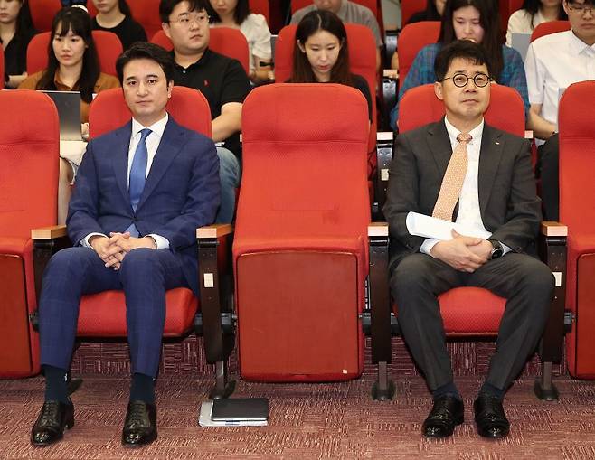 18일 오전 서울 종로구 SK서린빌딩에서 열린 SK이노베이션-SK E&S 합병 관련 기자간담회에서 박상규 SK이노베이션 사장(앞줄 오른쪽)과 추형욱 SK E&S 사장(앞줄 왼쪽)이 정면을 응시하고 있다. 연합뉴스