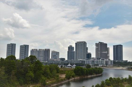 요트 선착장 뒤로 30층 짜리 고급 콘도가 들어선 말레이시아 조호바루의 신도시 푸트리 하버. 중앙포토.