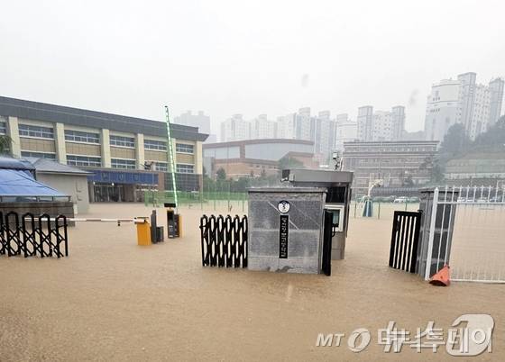 (당진=뉴스1) = 중부지방에 폭우가 내리고 있는 18일 충남 당진 정보고 운동장이 침수 돼있다. (당진시 제공) 2024.7.18/뉴스1 Copyright (C) 뉴스1. All rights reserved. 무단 전재 및 재배포, AI학습 이용 금지. /사진=(당진=뉴스1)