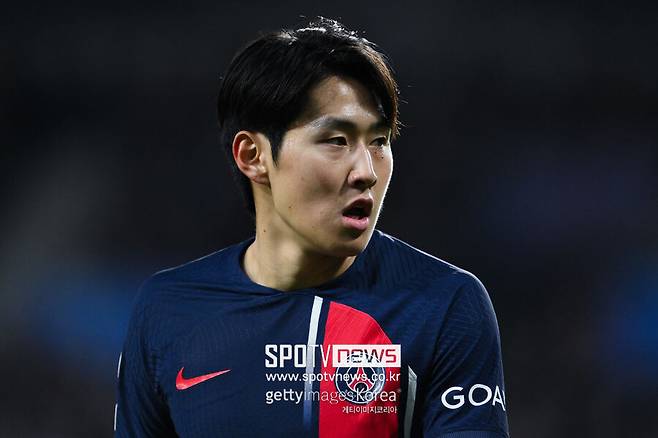 ▲ 파리 생제르맹 소식을 다루는 'PSG 리포트'는 18일(이하 한국시간) "이강인이 이날 아침에 예정됐던 훈련에 불참했다"라고 보도했다. 그가 훈련에 불참했다는 소식에 이적 가능성이 높아졌다는 이야기가 들렸다. 그러나 뱅자맹 콰레즈 기자는 "이상할 것은 없다. 이강인의 복귀는 다음 주 월요일로 예정되어 있다"라며 이적설을 부인했다.