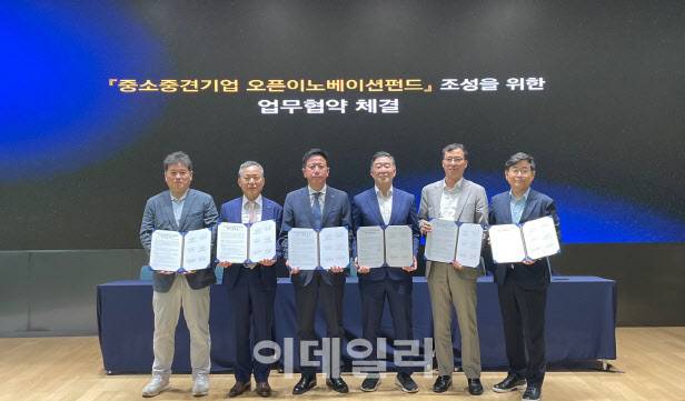 왼쪽부터 김현철 대성아카데미 대표, 임태순 케이프투자증권 대표, 이준성 산업은행 부행장, 김현수 GSA PE 대표, 한대웅 모아엘가그룹 부회장, 조경선 사랑방미디어 대표.(사진=산업은행)