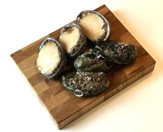 여름철 보양 식재료로 어울리는 전복. 사진 이정웅