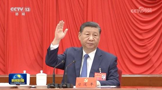 18일 베이징 인민대회당에서 열린 중국공산당 제20기 중앙위원회 제3차 전체회의 폐막식에서 시진핑 국가주석이 손을 들어 표결하고 있다. CC-TV 캡처