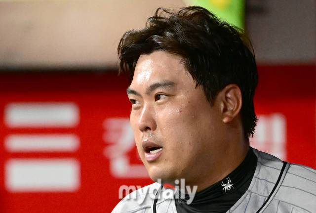 2024년 7월 11일 서울 고척스카이돔에 '2024 신한 SOL Bank KBO리그' 한화 이글스와 키움 히어로즈의 경기가 열렸다. 한화 선발투수 류현진이 6이닝 3실점 투구를 마친 뒤 땀을 흘리고 있다./마이데일리