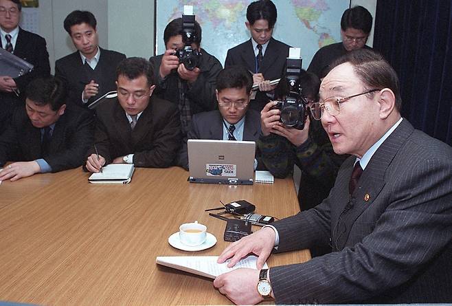 이정빈 외교통상부 장관이 2001년 3월 2일 정부 중앙청사에서 김대중 대통령의 방미를 앞두고 국가미사일방어(NMD) 체제 문제 등에 대한 정부의 입장을 밝히고 있다./연합뉴스