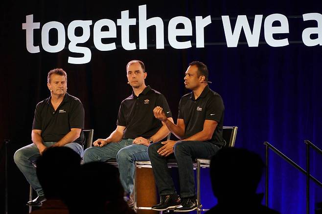 마헤쉬 수브라모니 AMD 수석 연구원ㆍ실리콘 디자인 엔지니어(우측)가 자사 마이크로 설계에 대해 이야기하고 있다. / 출처=IT동아