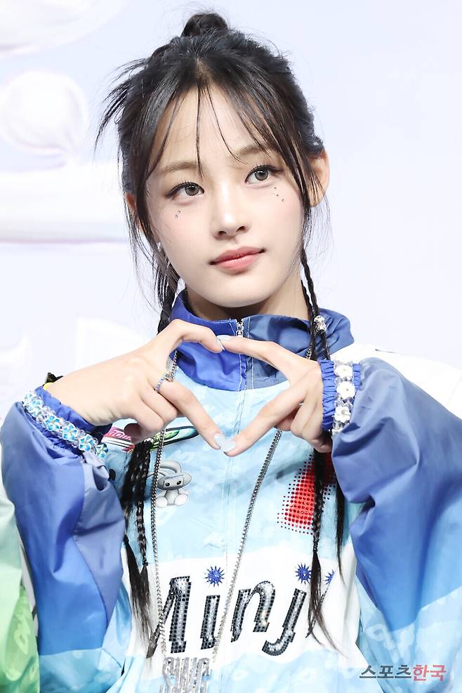 '2024 SBS 가요대전 Summer' 블루카펫 행사에 참석한 그룹 뉴진스(NewJeans) 민지. ⓒ이혜영 기자 lhy@hankooki.com