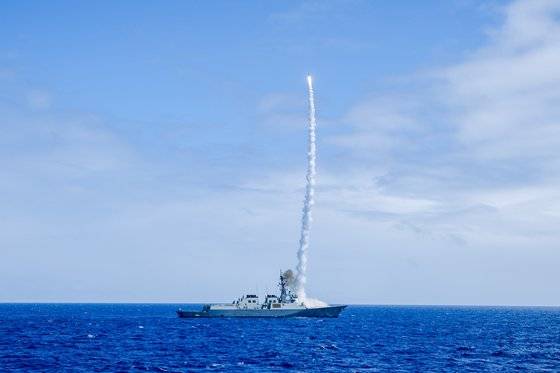 다국적 해양 훈련 '환태평양훈련(RIMPAC·림팩)'에 참가한 한국 해군의 이지스구축함 율곡이이함이 지난 9일(현지시간) 미국 하와이 카우아이섬 북서부의 태평양미사일사격장(PMRF)에서 함대공 유도탄 SM-2를 발사하고 있다. 사진 해군