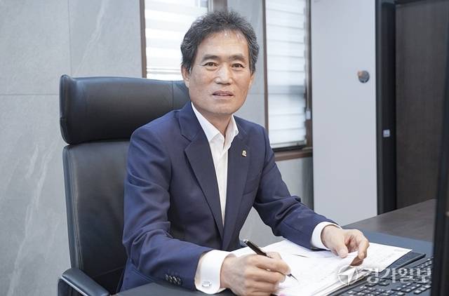 이성수 대한전문건설협회 경기도회장이 경기일보와의 인터뷰에서 포부를 밝히고 있다. 홍기웅기자