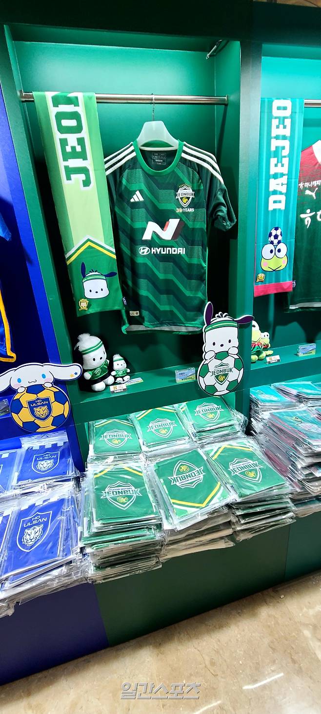 19일 롯데월드타워 1층 아트리움에 마련된 ‘FC세븐일레븐 with K리그 x 산리오캐릭터즈 팝업스토어’ 전경. 사진은 전북 현대 머플러와 함께 배치된 포차코 인형. 잠실=김우중 기자