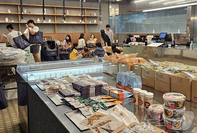 20일 강남의 한 카페에서는 '아크보호소' 후원바자회가 열렸다. ⓒ 뉴스1 최서윤 기자