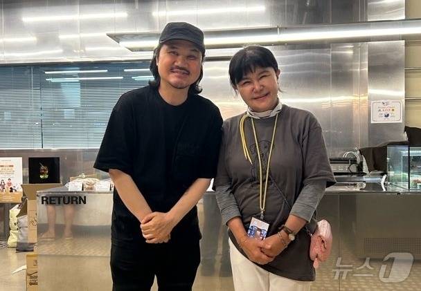 20일 아크보호소 홍보대사로 위촉된 박병철 작가와 강소영 교수(아크보호소 제공). ⓒ 뉴스1