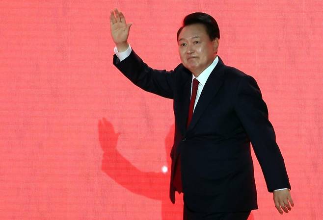 윤석열 대통령이 23일 경기 고양 킨텍스에서 열린 제4차 국민의힘 전당대회에서 축사를 하기 위해 발언대로 향하며 손 인사를 하고 있다. 사진=뉴시스