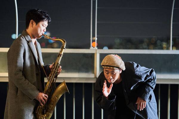 이진우씨가 지난해 10월 ‘그래도, 라이브’ 공연에서 댄서 김학수씨와 협연하고 있다. 언라인드뮤직 제공