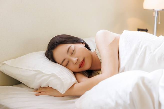 이를 악물고 자거나 낮은 베개를 사용하면 아침에 일어났을 때 얼굴이 붓기 쉽다./사진=클립아트코리아