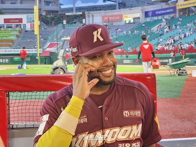 지난 21일 인천 SSG전 팀 승리를 이끈 뒤 볼 하트 포즈를 취한 도슨. IS포토