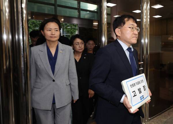 조국혁신당 차규근(오른쪽)·이해민(왼쪽) 의원이 22일 한동훈 국민의힘 당대표 후보의 법무부 장관 시절 댓글팀 운영 의혹 관련 고발장을 접수하기 위해 서울 서대문구 경찰청 국가수사본부 민원실에 들어서고 있다. 연합뉴스