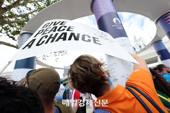 ‘2024파리올림픽’ 개막을 나흘 앞둔 22일 오후(현지시간) 파리 외곽 생드니에 위치한 올림픽 선수촌에서 열린 ‘평화를 위한 선수들의 외침’ 행사에 참석한 각 국 선수대표가 평화를 위한 메시지를 남기고 있다. 2024.7.22./생드니=이충우기자