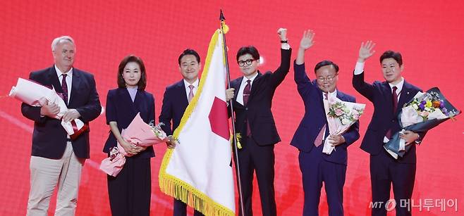 한동훈 국민의힘 신임 당대표가 23일 오후 경기 고양시 일산서구 킨텍스에서 열린 국민의힘 제4차 전당대회에서 최고위원, 청년최고위원들과 기념촬영을 하고 있다. 왼쪽부터 인요한, 김민전, 장동혁 최고위원, 한 대표, 김재원 최고위원, 진종오 청년최고위원. 2024.7.23/사진=뉴스1