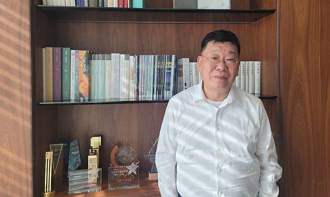 한팡밍 차하얼학회 회장이 20일 베이징 시내 사무실에서 진행된 세계일보와의 인터뷰에서 공공외교를 통한 한·중 관계 개선 방안에 대해 설명하고 있다.