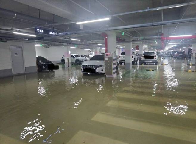 화성시청역 부근 한 신축 아파트 지하주차장. 사진=온라인커뮤니티